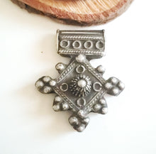 Load image into Gallery viewer, Moroccan Berber Old traditional 925 silver cross pendant,Berber Talisman,Berber Jewelry,African Jewelry,Moroccan Jewelry,Berber Ethnic,
