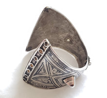 Load image into Gallery viewer, Antique SILVER Enamel Moroccan Berber Ida ou Nadif BRACELET,ethnic tribal,tribal bracelets,Moroccan jewelry,ethnic jewelry,Tuareg bracelets
